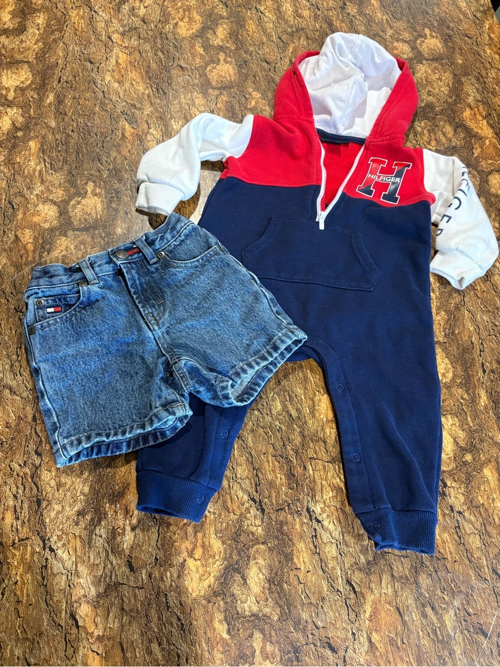 Tommy Hilfiger outfit and shorts bundle.
6-12M shorts(fits large) 18M zip outfit